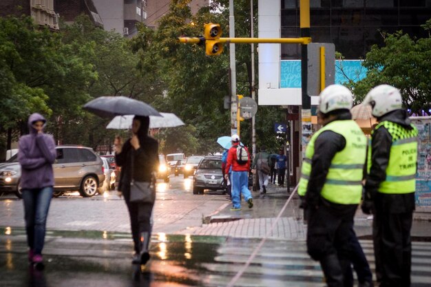 Foto gente y coches en la calle de la ciudad durante el monzón