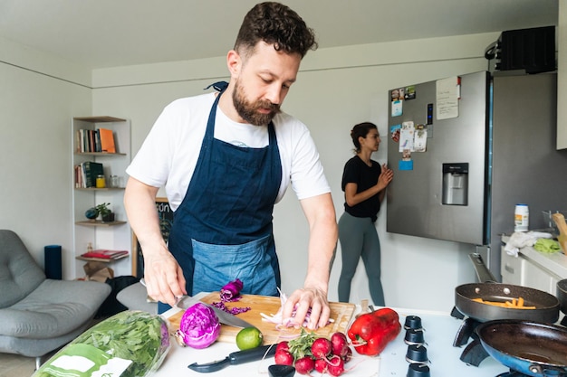 Gente cocinando en casa. Buenos momentos en la vida en pareja