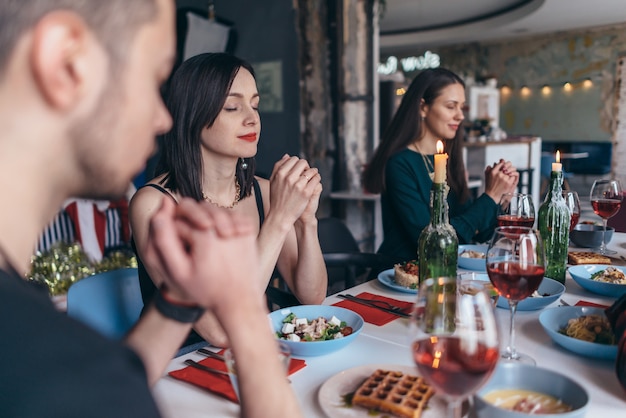 Gente cogidos de la mano orando concepto de celebración de acción de gracias.