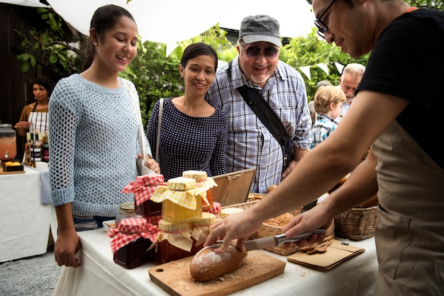 La gente en la comida local saludable festivo