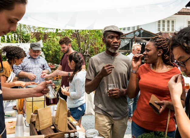 Gente en comida local sana festiva