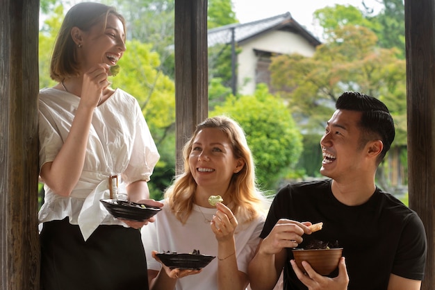 Foto gente comiendo bocadillos de algas