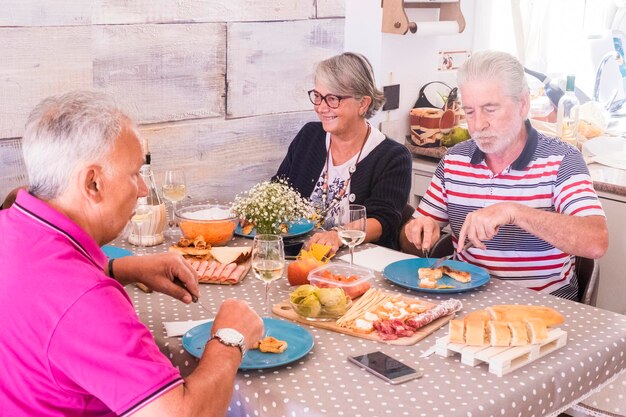 Foto gente comiendo comida en la mesa