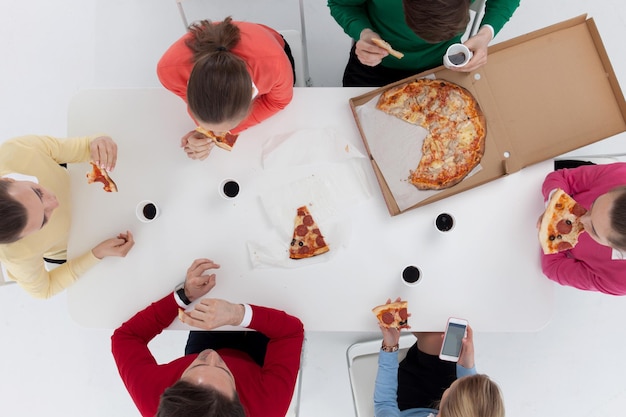 Gente comiendo pizza