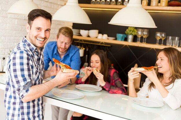 Gente comiendo pizza