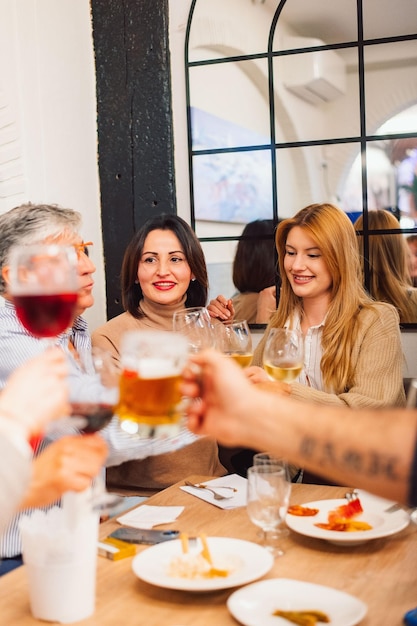 Gente comiendo en un restaurante