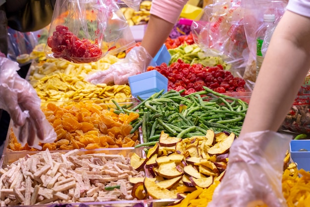 La gente compra frutas y verduras secas en la famosa calle de Año Nuevo de Taipei antes del año nuevo