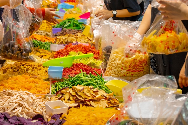 La gente compra frutas y verduras secas en la famosa calle de Año Nuevo de Taipei antes del año nuevo