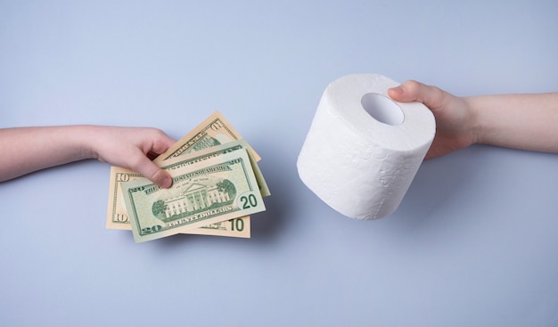 La gente compra papel higiénico por dólares durante la pandemia de covid-19. escasez de bienes esenciales