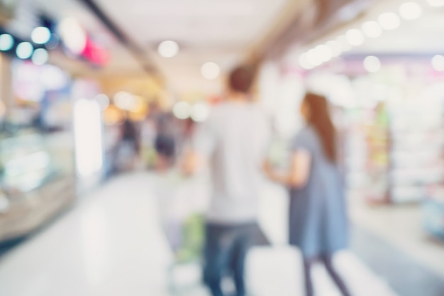 Gente de compras en los grandes almacenes. Defocused desenfoque de fondo.