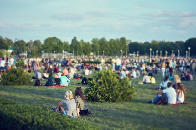 Gente en un concierto al aire libre