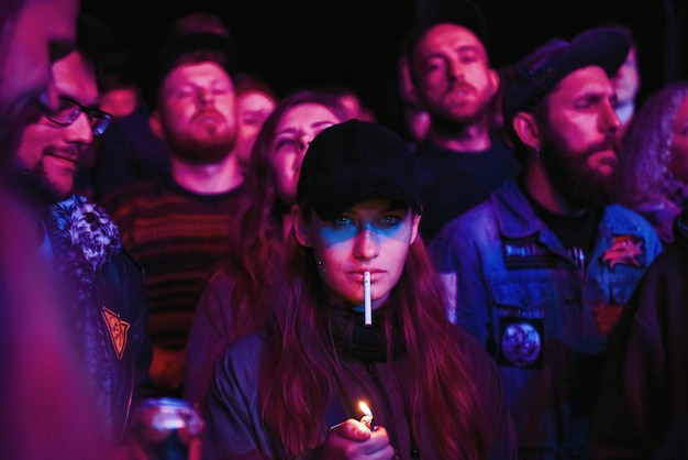 Foto gente en un concierto de música durante la noche