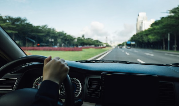 Gente conduciendo un coche en la carretera de la ciudad