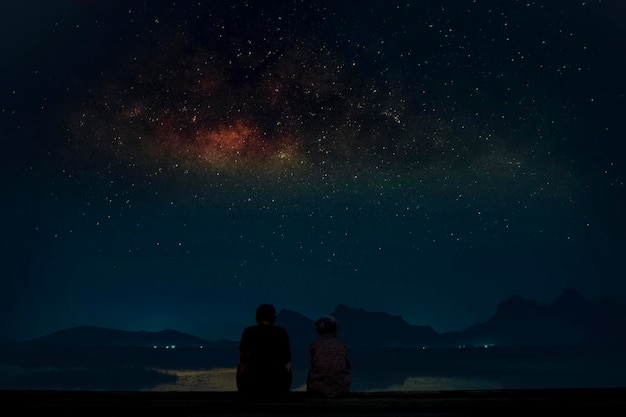 La gente contra el cielo por la noche