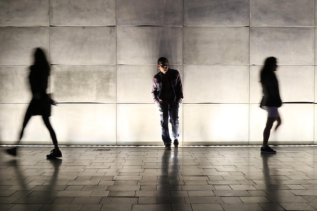 Foto la gente contra la pared iluminada por la noche