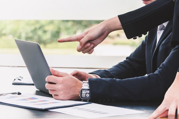 Gente corporativa de negocios que se encuentra en la oficina