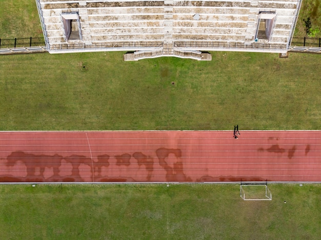 Gente corriendo para hacer ejercicio en el estadio