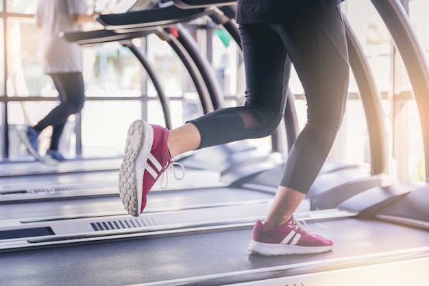 Gente corriendo en la máquina de correr en el gimnasio