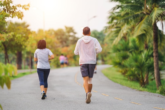 Gente corriendo en el parque de la ciudad