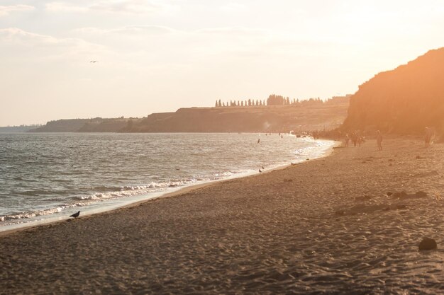 La gente en la costa del mar y el cielo es un lugar maravilloso para descansar en verano nadando en las cálidas olas