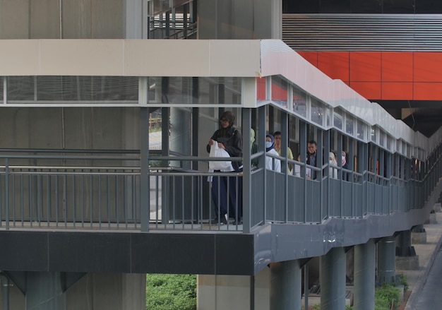 Gente cruzando el puente peatonal