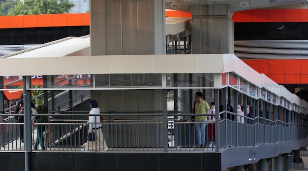 Gente cruzando el puente peatonal