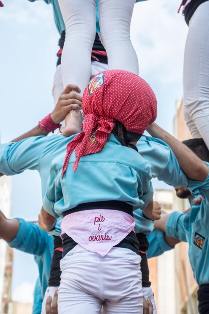 La gente se da la mano durante el festival tradicional