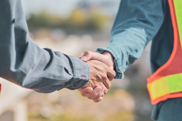 La gente se da la mano la relación el socio comunitario