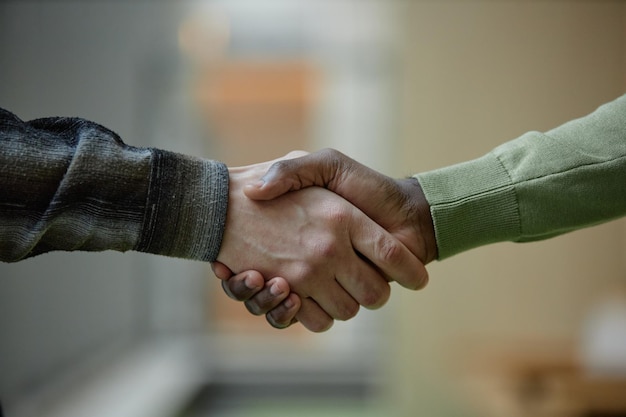 La gente se da la mano