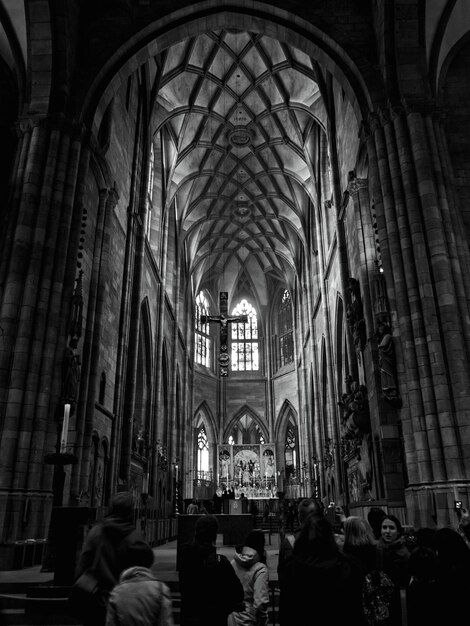 Foto gente dentro de la catedral