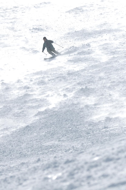 gente de deportes de invierno en la nieve