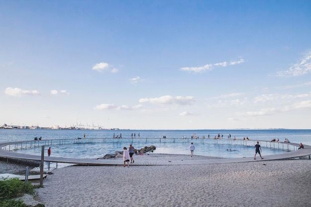 la gente descansa en un muelle redondo en Aarhus, Dinamarca