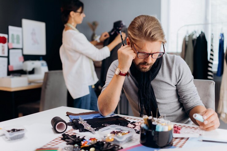 Gente diseñando ropa en el lugar de trabajo