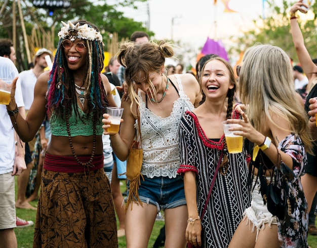 La gente disfruta del concierto de música en vivo Festival