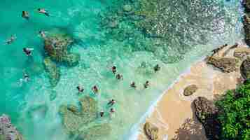 Foto gente disfrutando del agua cristalina en una playa