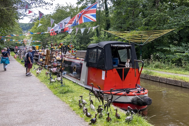 Gente disfrutando del Canal LLangollen cerca de Trevor, Wrexham, Gales, Reino Unido