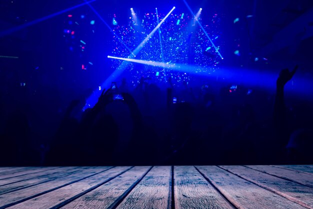 Foto gente disfrutando de un concierto de música por la noche