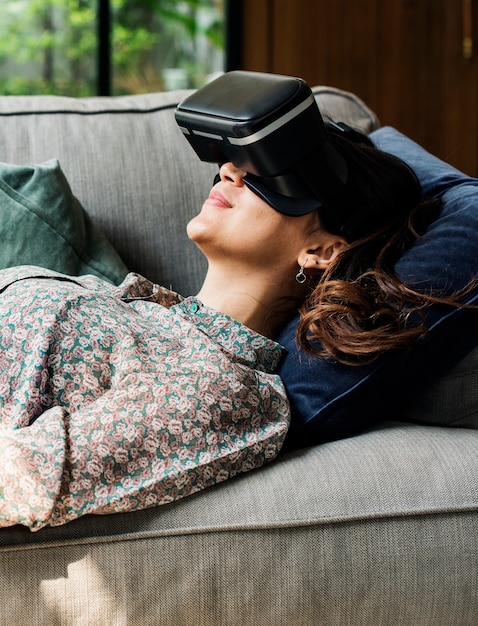 Gente disfrutando de gafas de realidad virtual