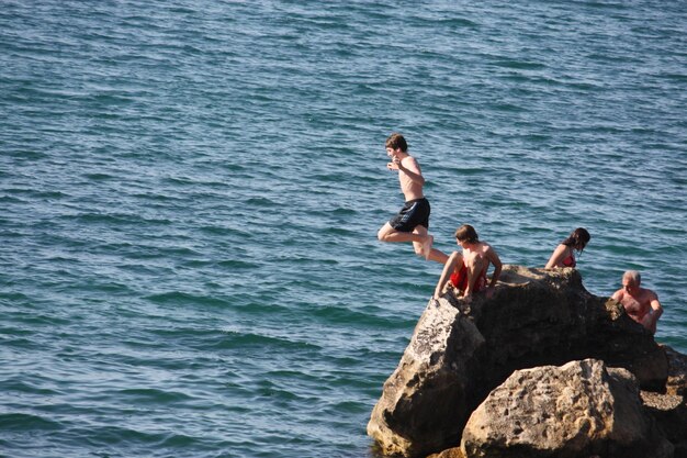 Foto la gente disfrutando en el mar