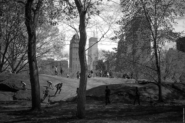 Gente disfrutando en el parque junto a los edificios de la ciudad