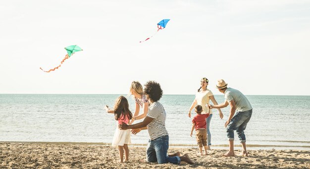 Foto la gente disfrutando en la playa contra un cielo despejado