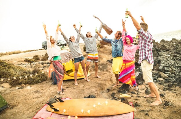 La gente disfrutando en la playa contra el cielo