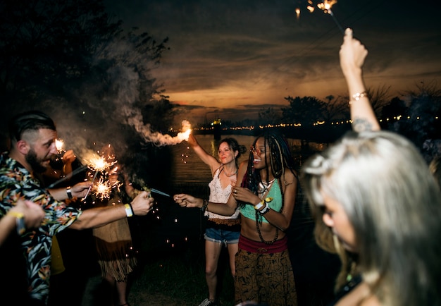 Gente disfrutando de Sparkler en evento de festival