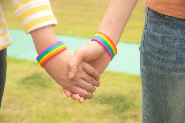 Foto la gente de la diversidad se junta y usa rocket wristband, un símbolo para la comunidad lgbt