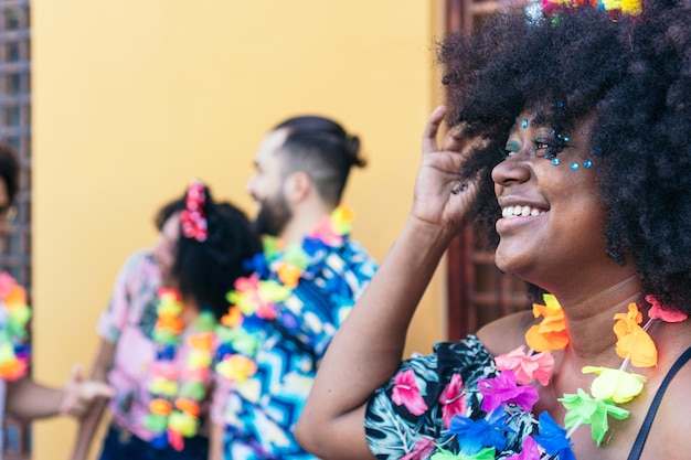 Gente divirtiéndose en el carnaval brasileño