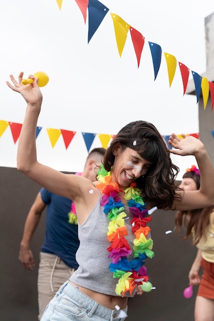 Foto gente divirtiéndose y celebrando el carnaval.