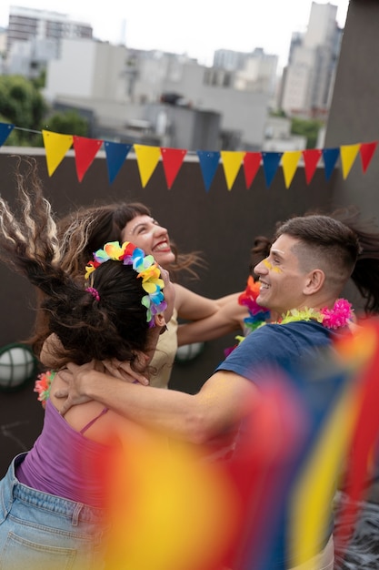 Gente divirtiéndose y celebrando el carnaval.