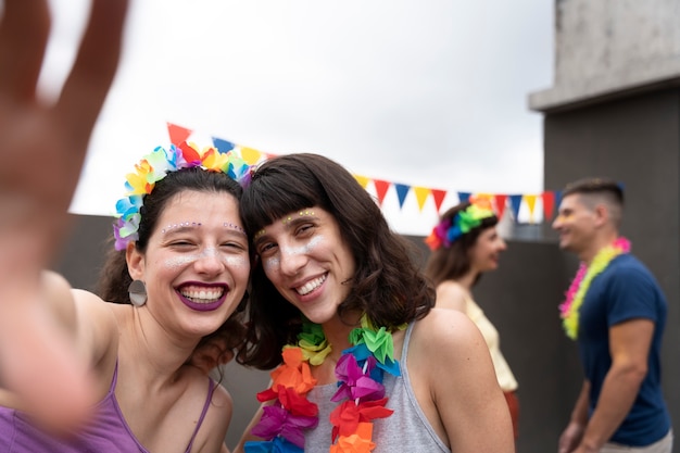 Gente divirtiéndose y celebrando el carnaval.