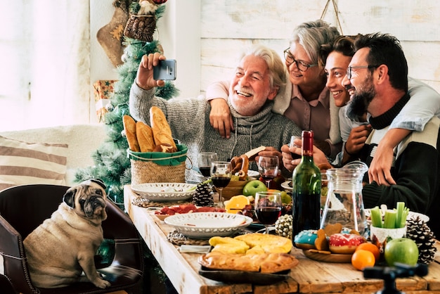 Gente divirtiéndose en la mesa durante el almuerzo navideño.