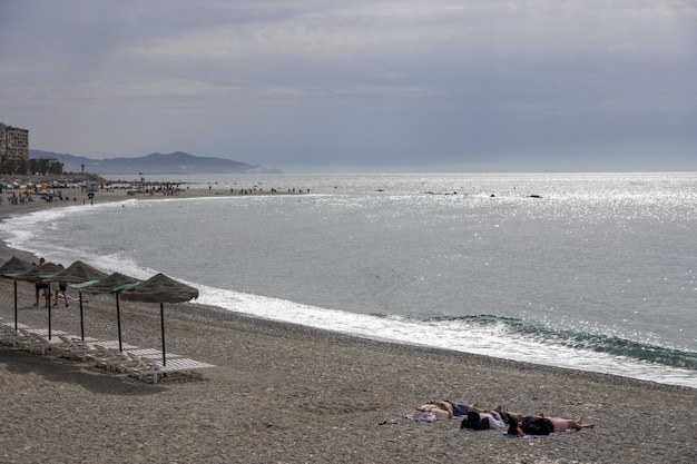 Gente durmiendo en la playa después de una fiesta nocturna, concepto de gente borracha